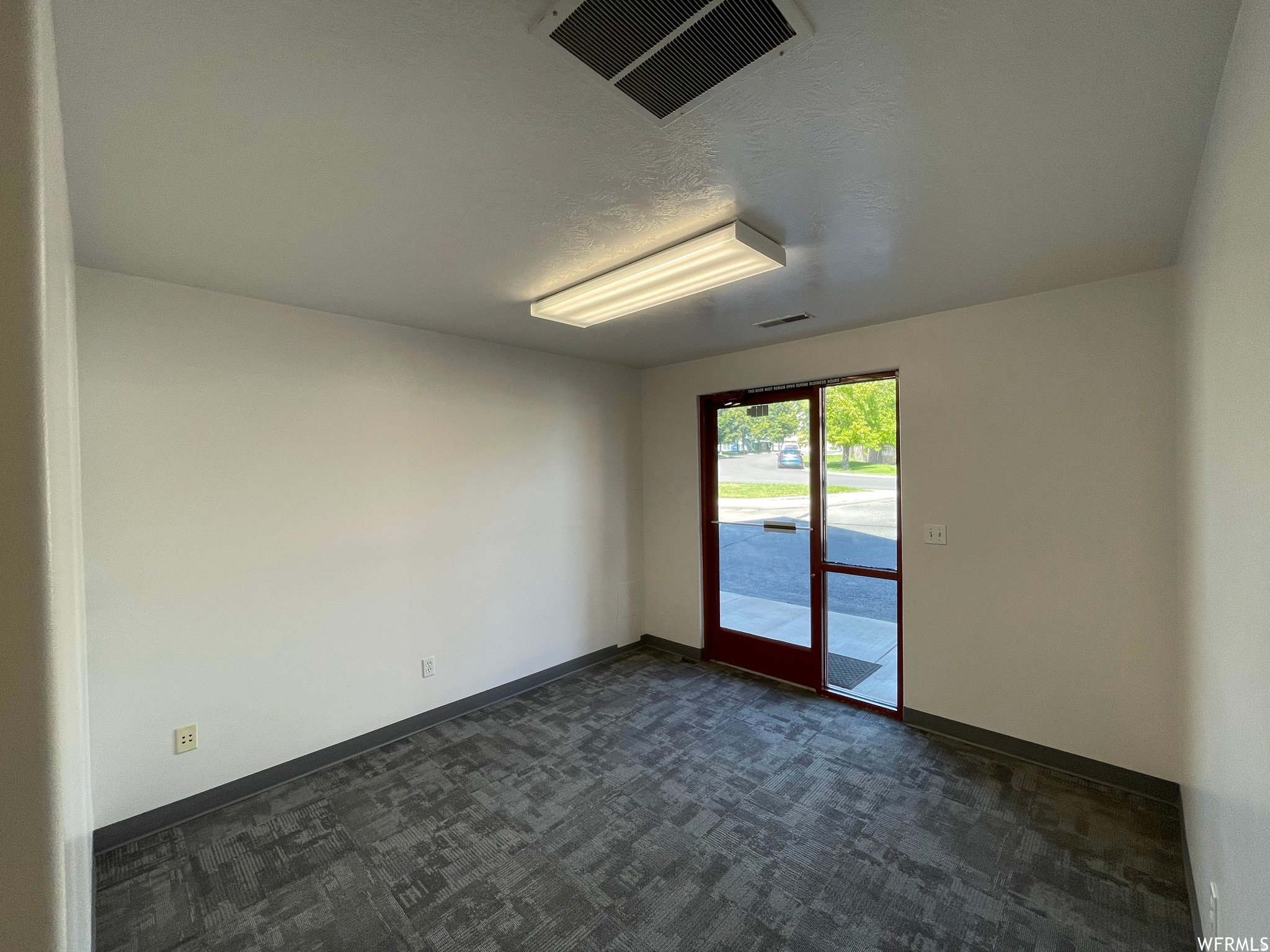 384 S COMMERCE LOOP