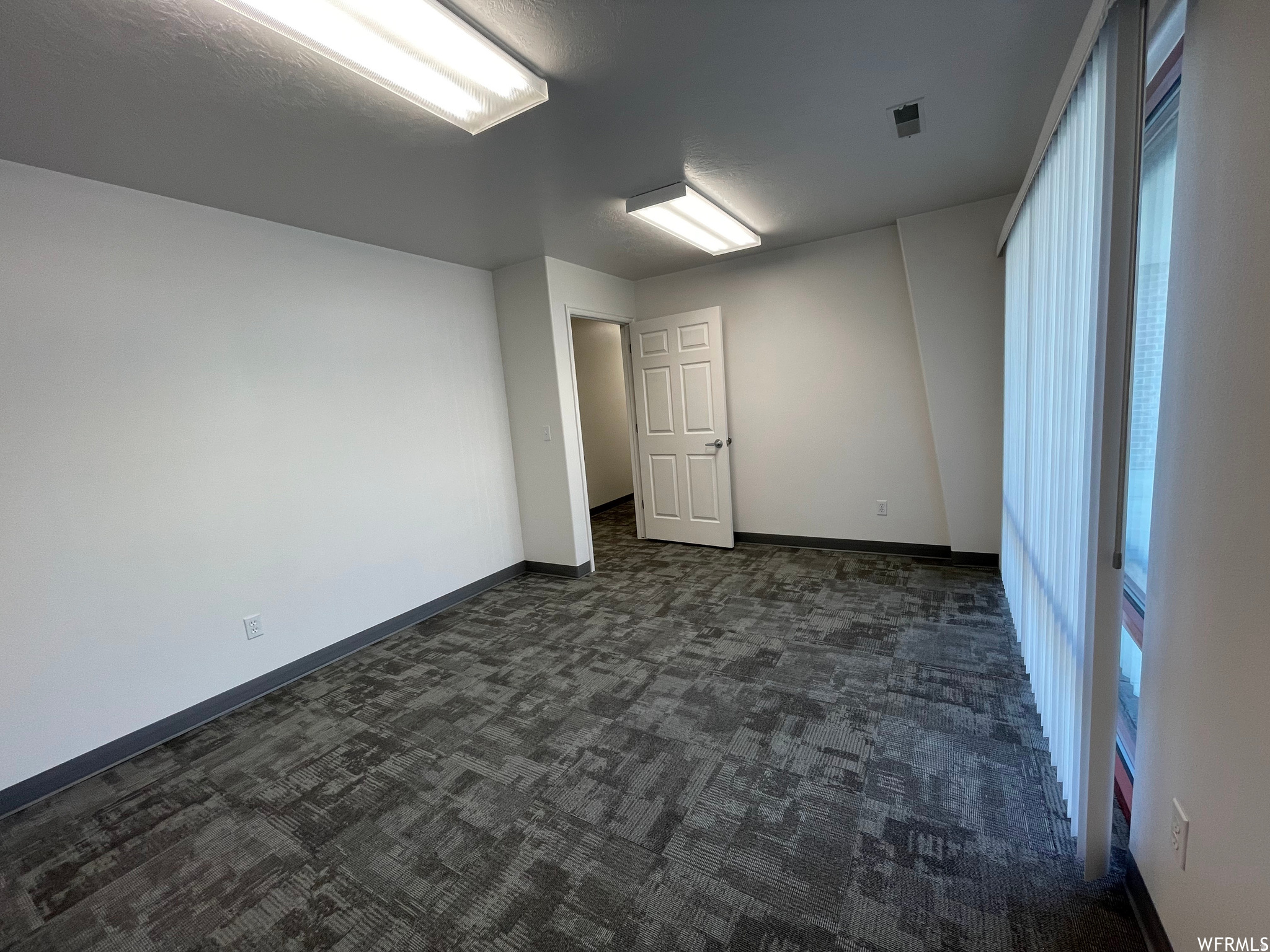 384 S COMMERCE LOOP