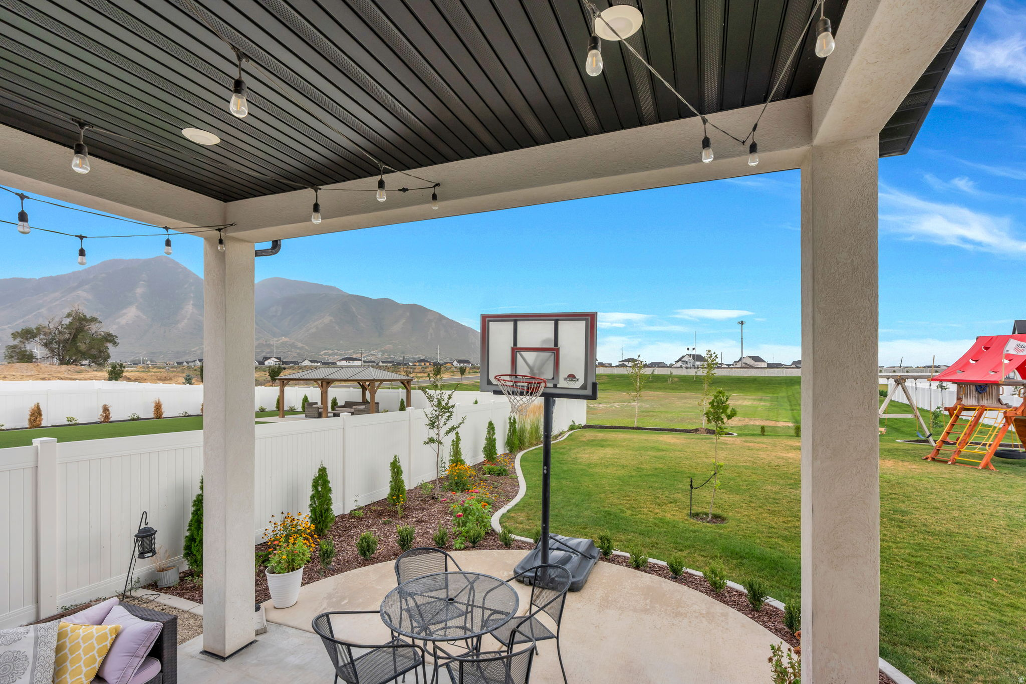 3452 S MAPLETON HEIGHTS DR