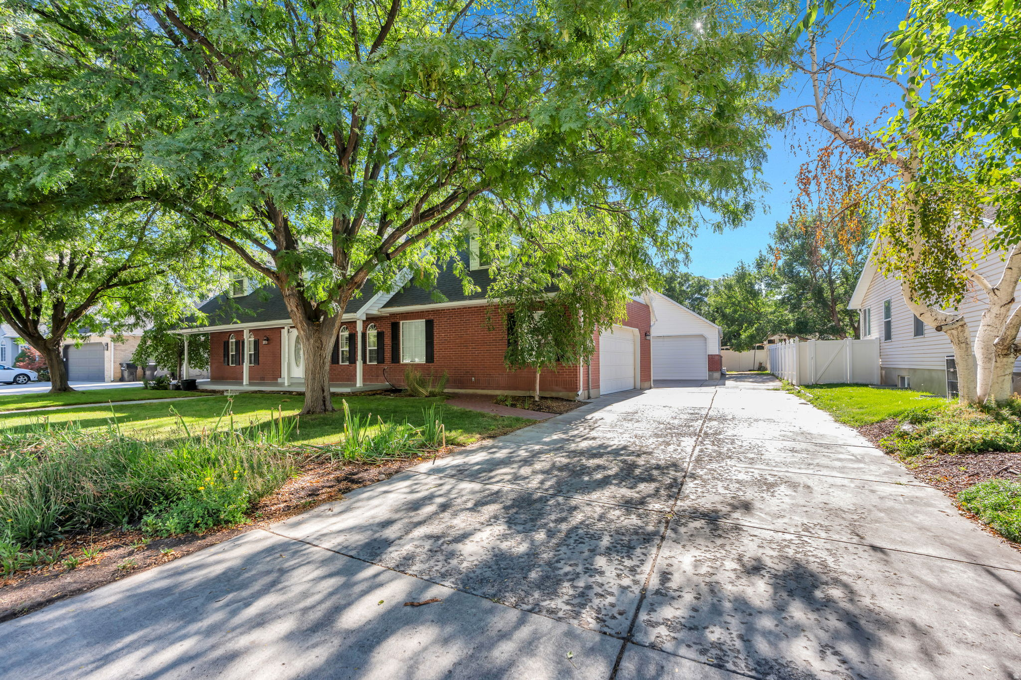 1526 E PHEASANT RUN DR
