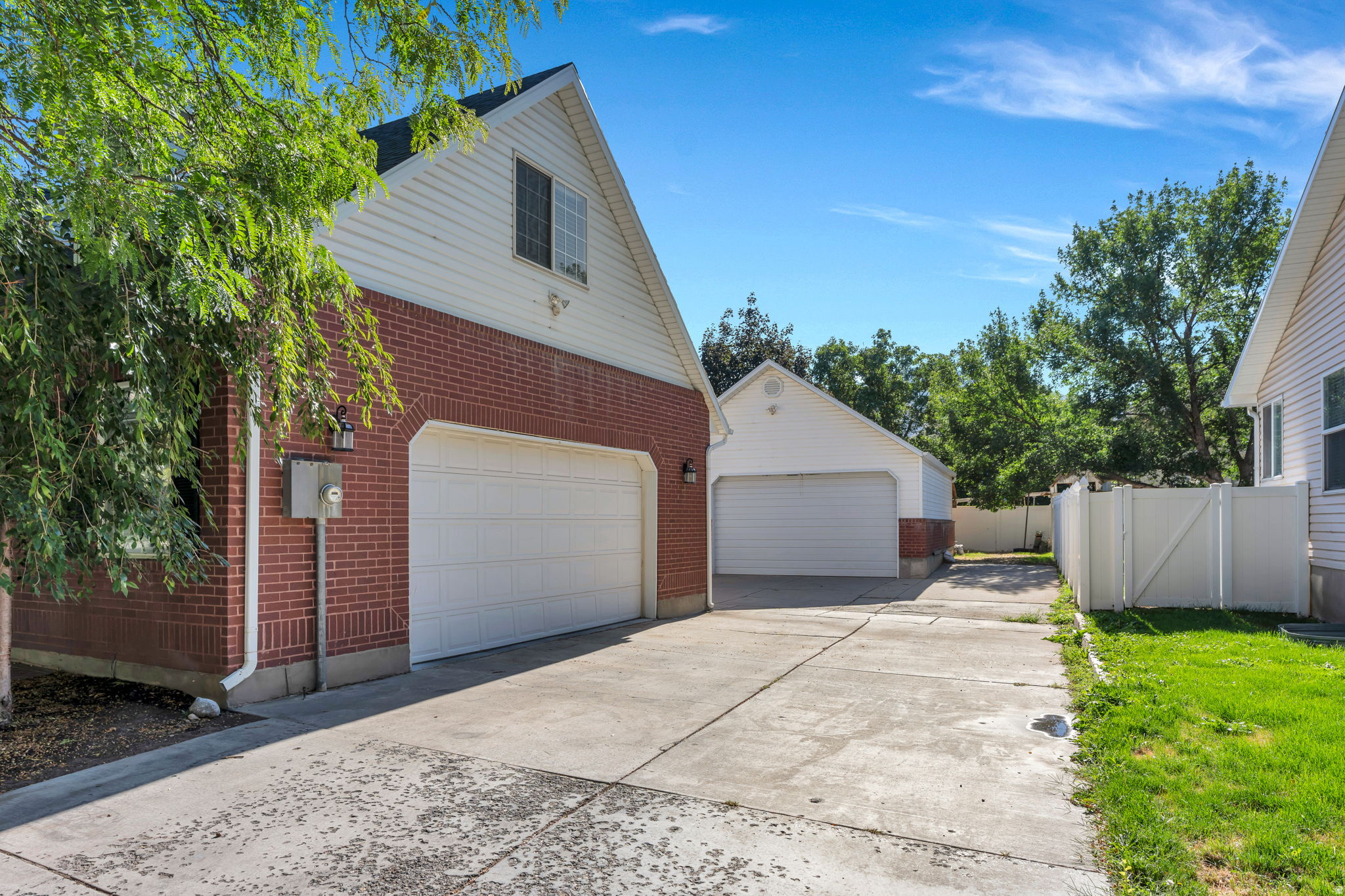 1526 E PHEASANT RUN DR