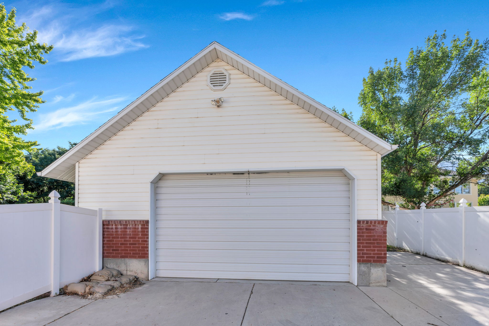 1526 E PHEASANT RUN DR