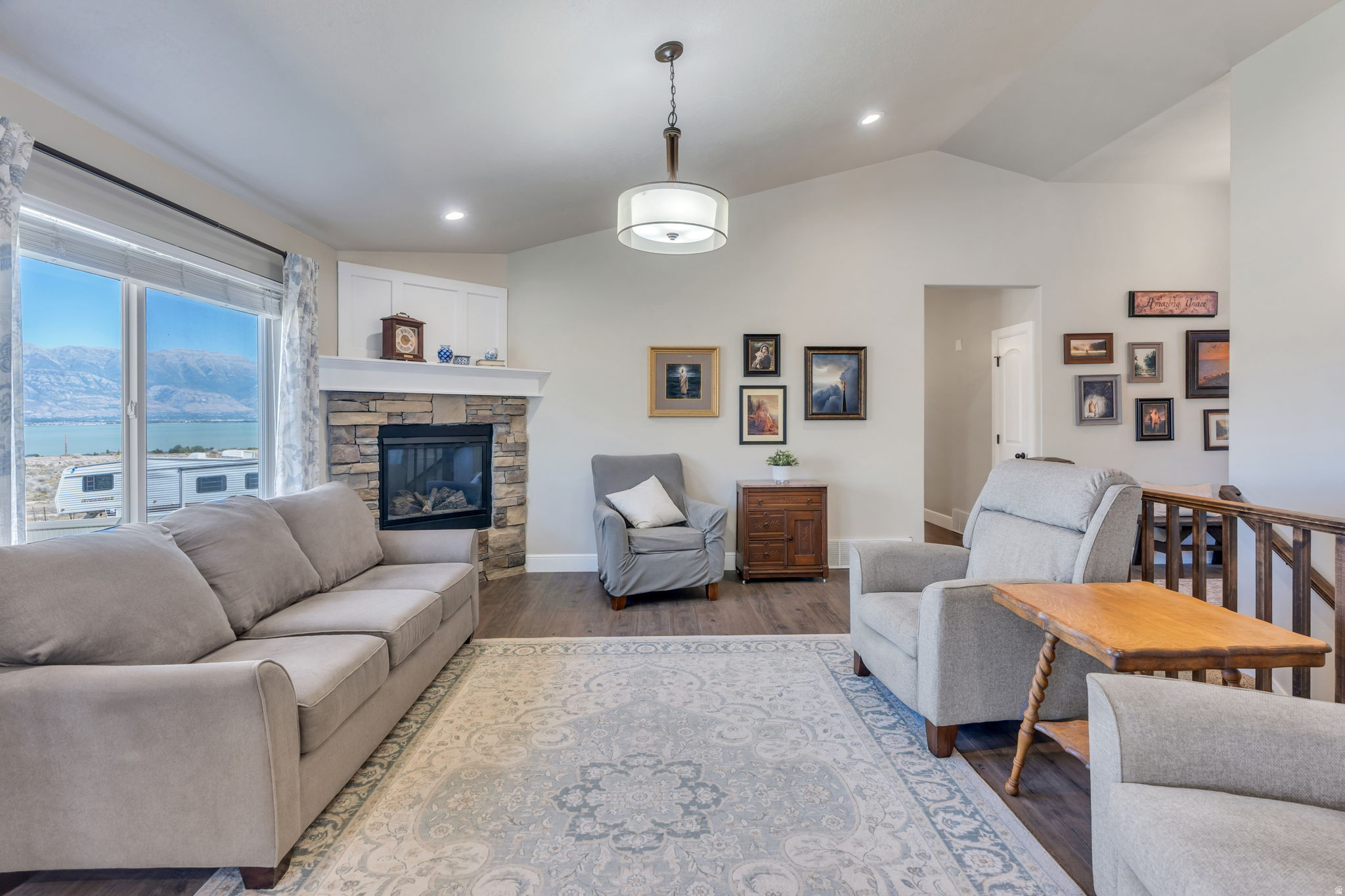 322 W LARIAT BLVD