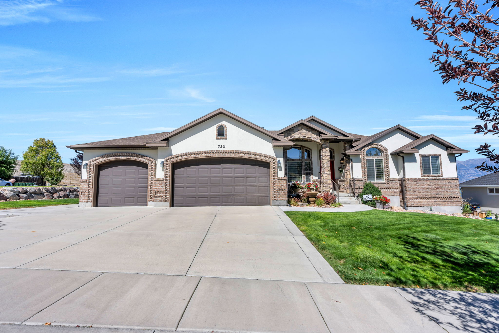 322 W LARIAT BLVD