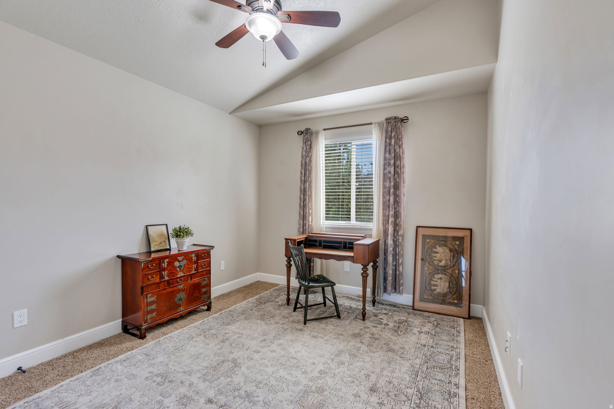 322 W LARIAT BLVD
