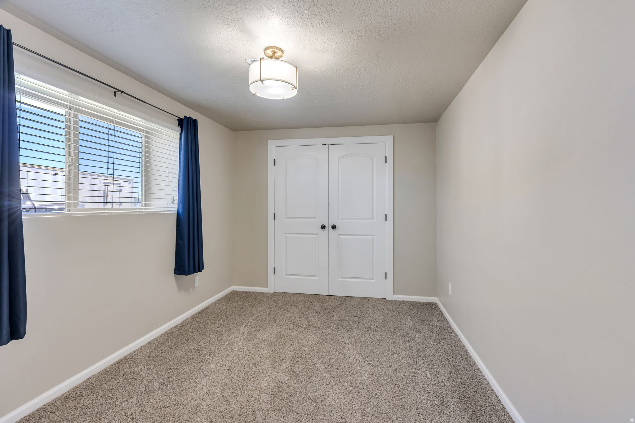 322 W LARIAT BLVD