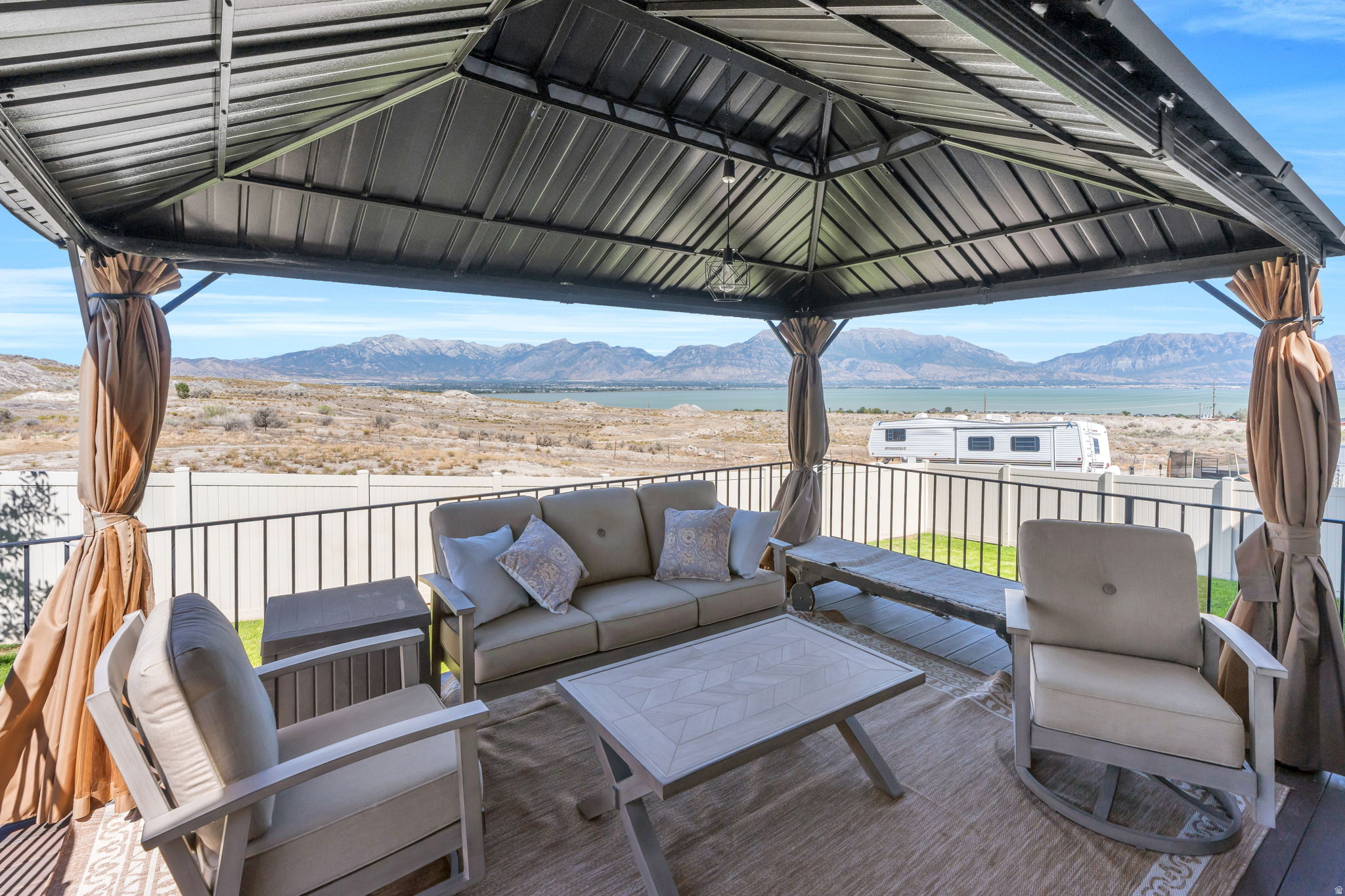 322 W LARIAT BLVD