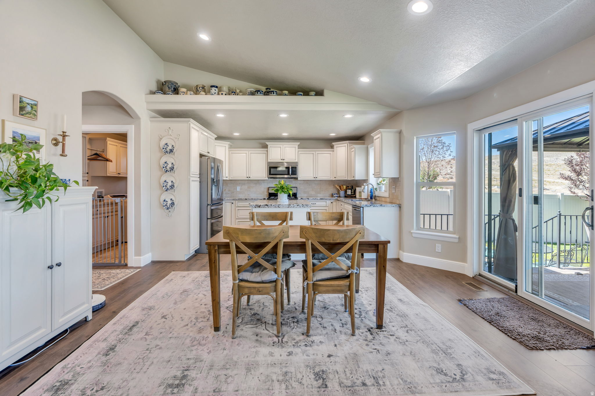 322 W LARIAT BLVD