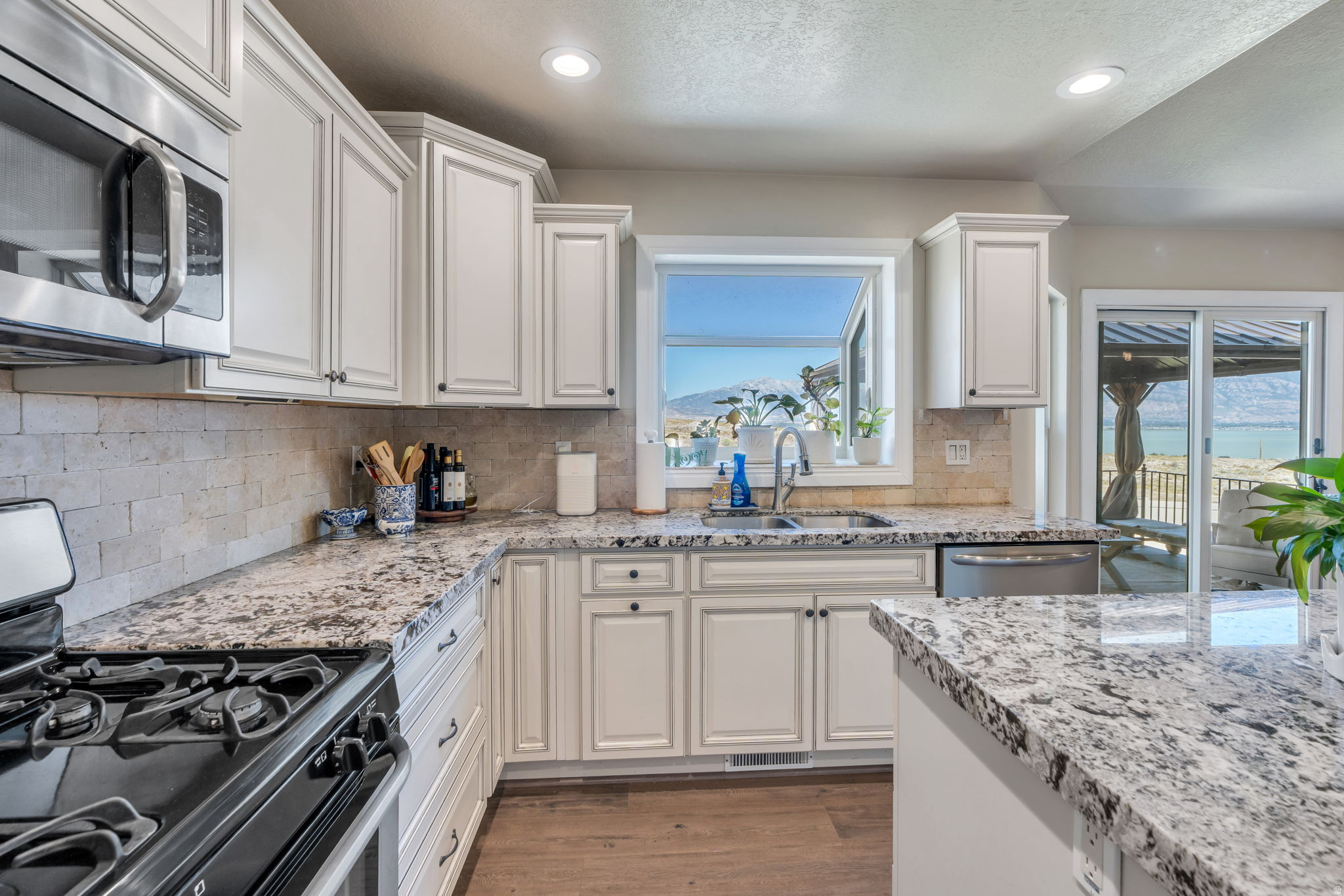 322 W LARIAT BLVD