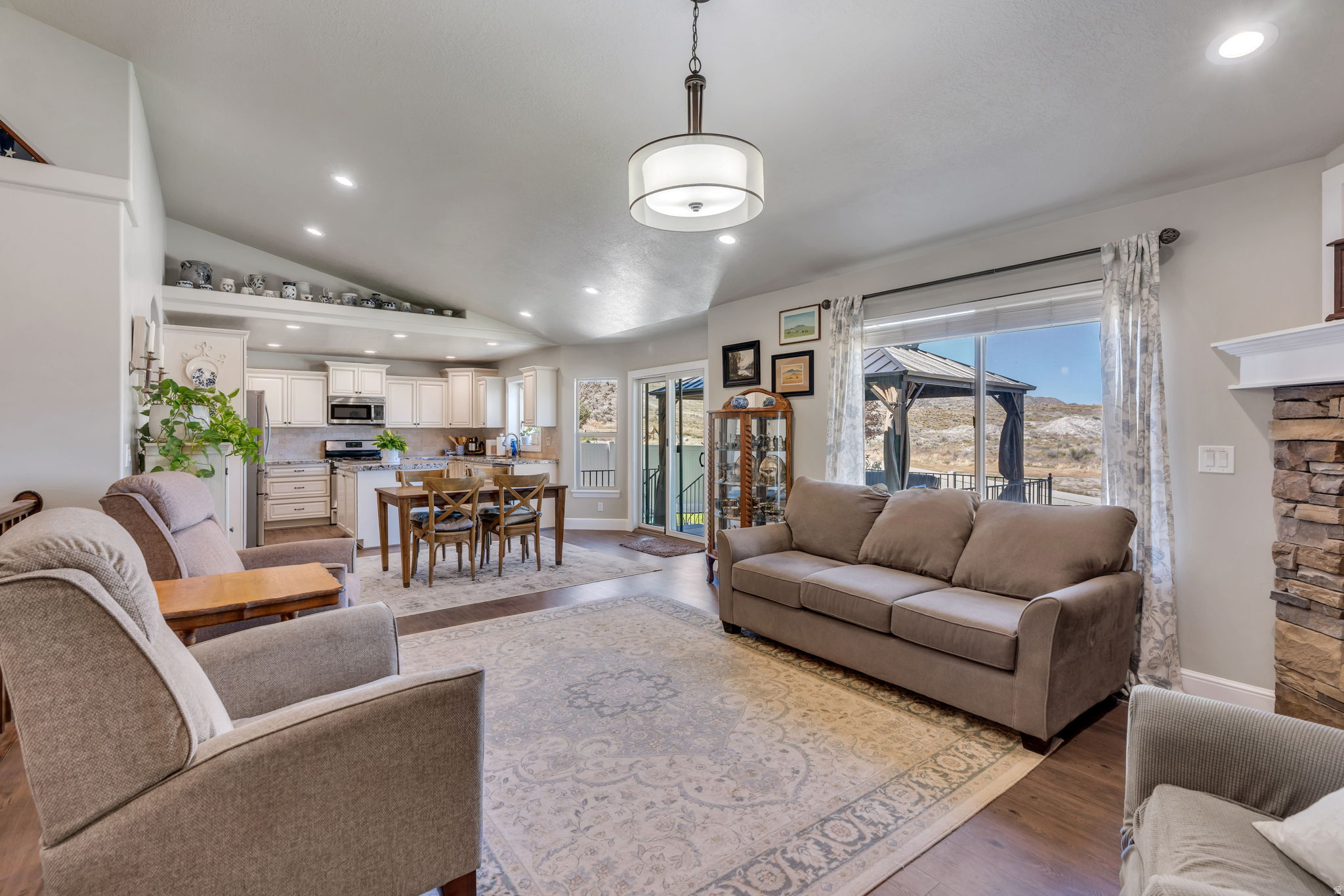 322 W LARIAT BLVD