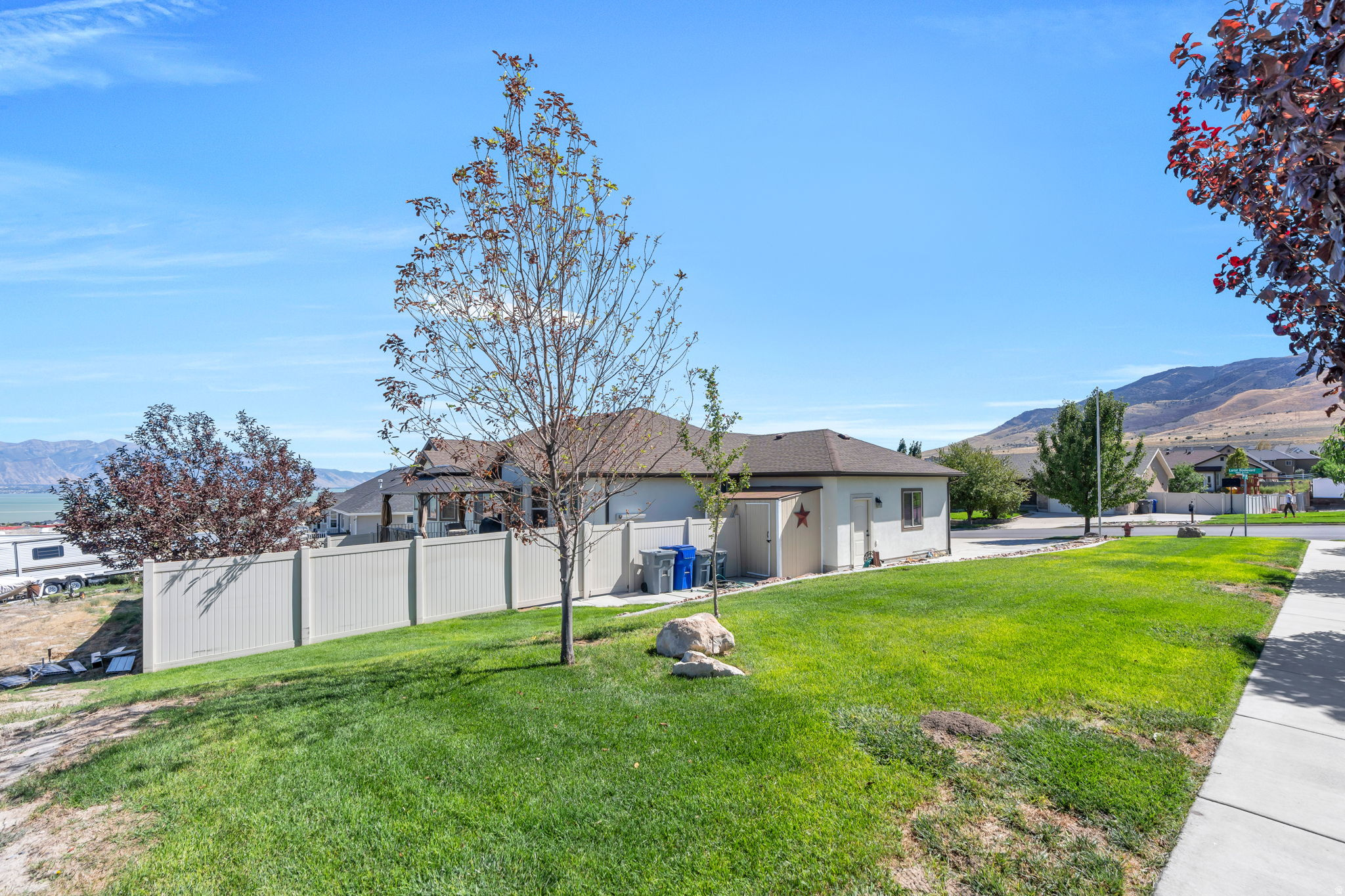 322 W LARIAT BLVD