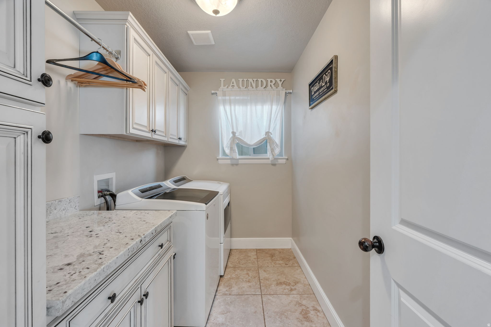 322 W LARIAT BLVD