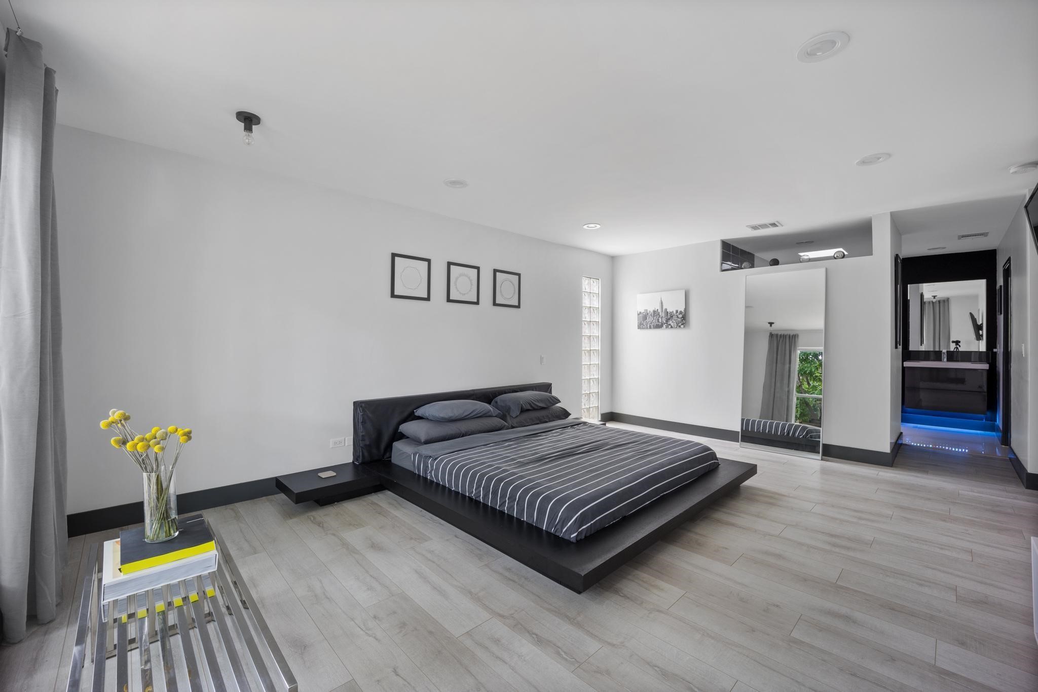 4134 Travis Street 11