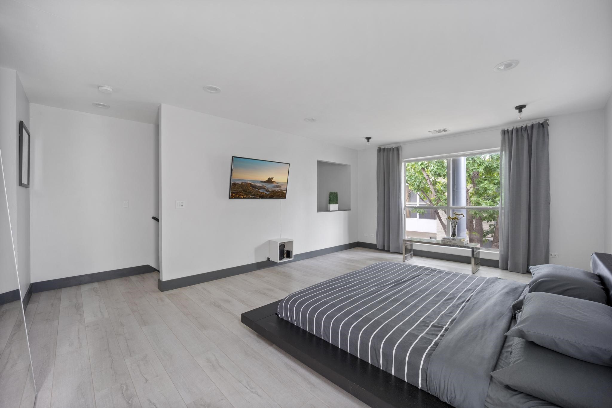 4134 Travis Street 11