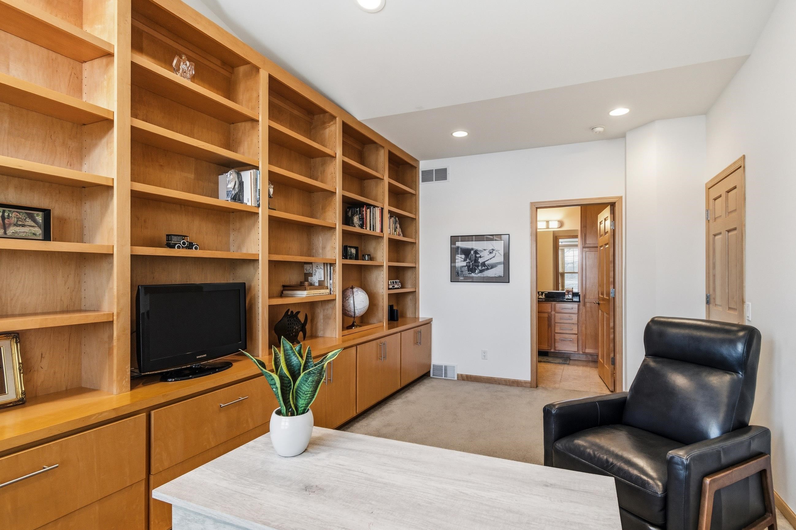 1615 Pond View Court