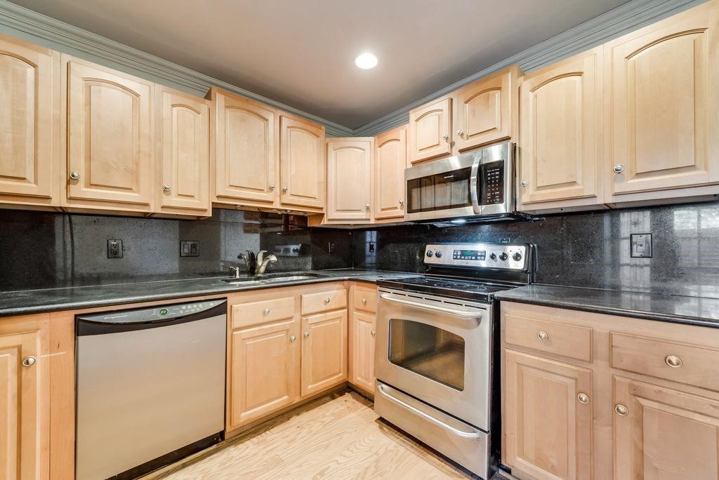 5226 Fleetwood oaks Avenue 115
