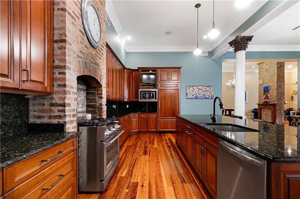 1527 SIXTH Street