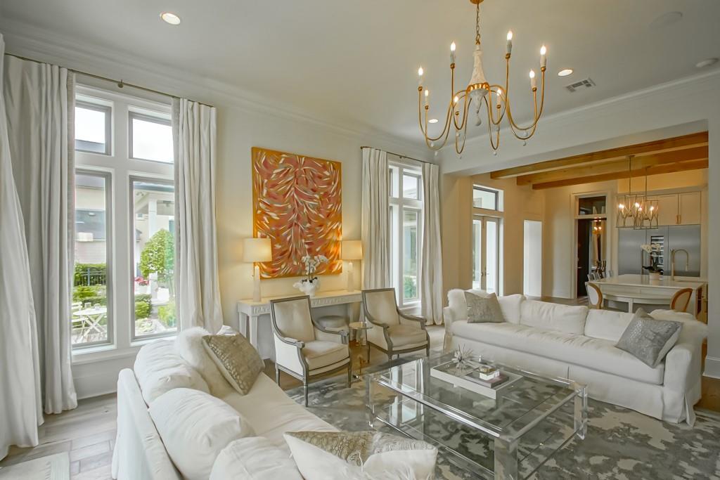 208 FOREST OAKS Drive