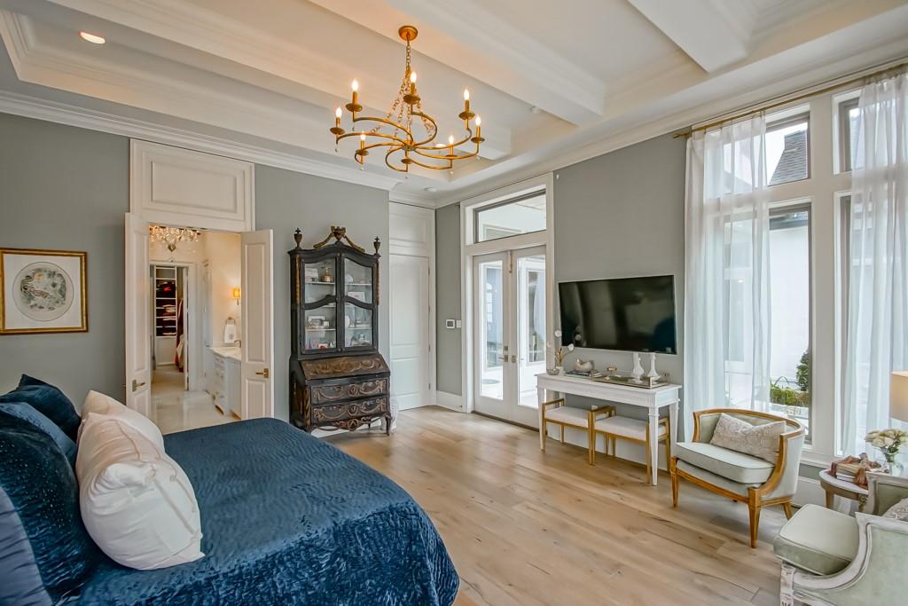 208 FOREST OAKS Drive
