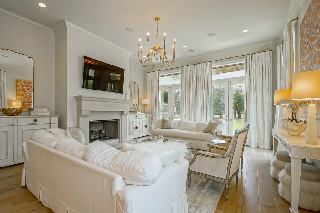 208 FOREST OAKS Drive