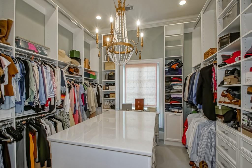 208 FOREST OAKS Drive