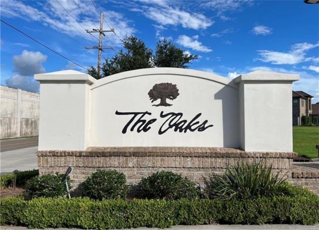 126 OAK TREE Drive