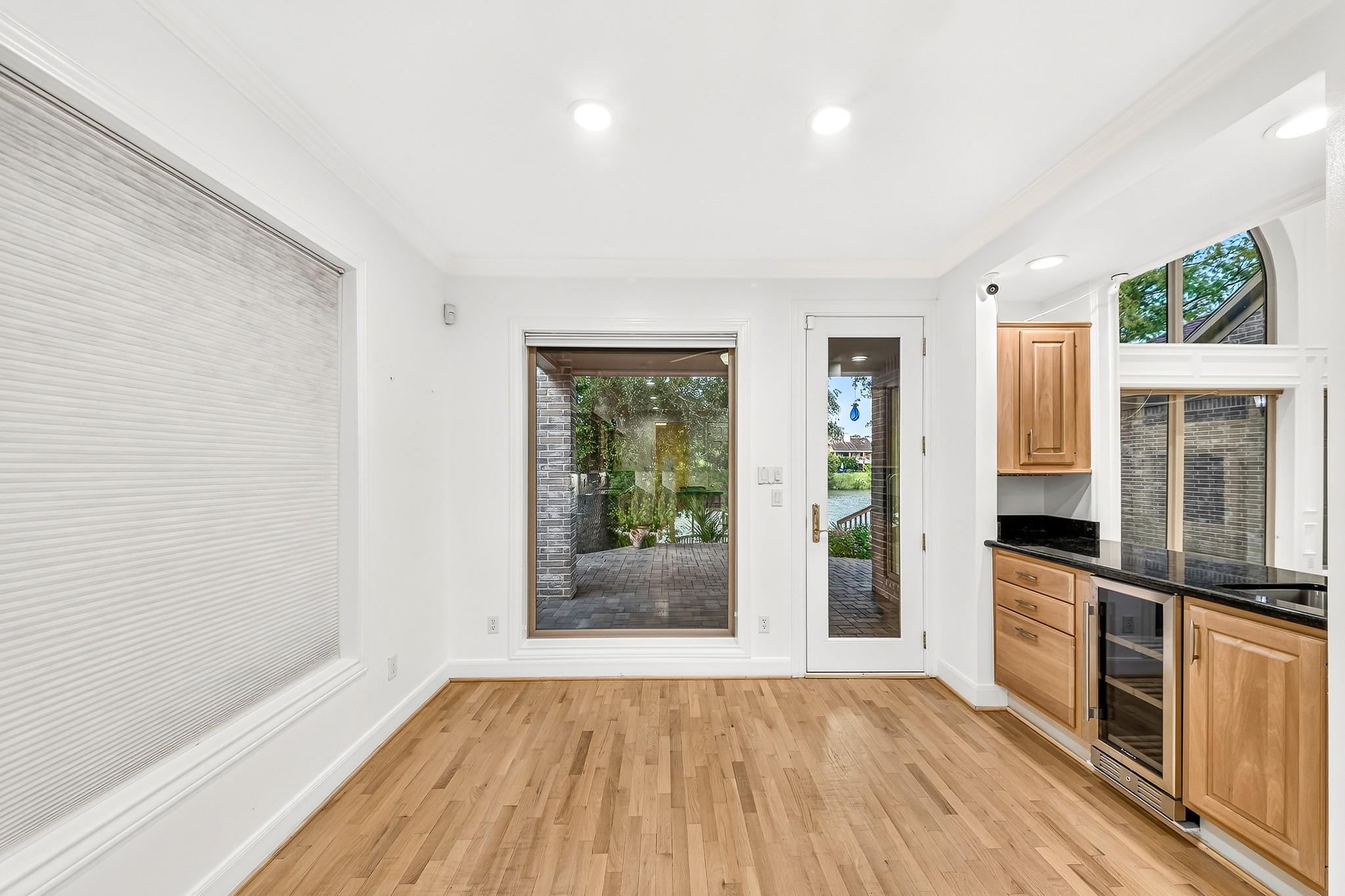 407 Lakeside Boulevard