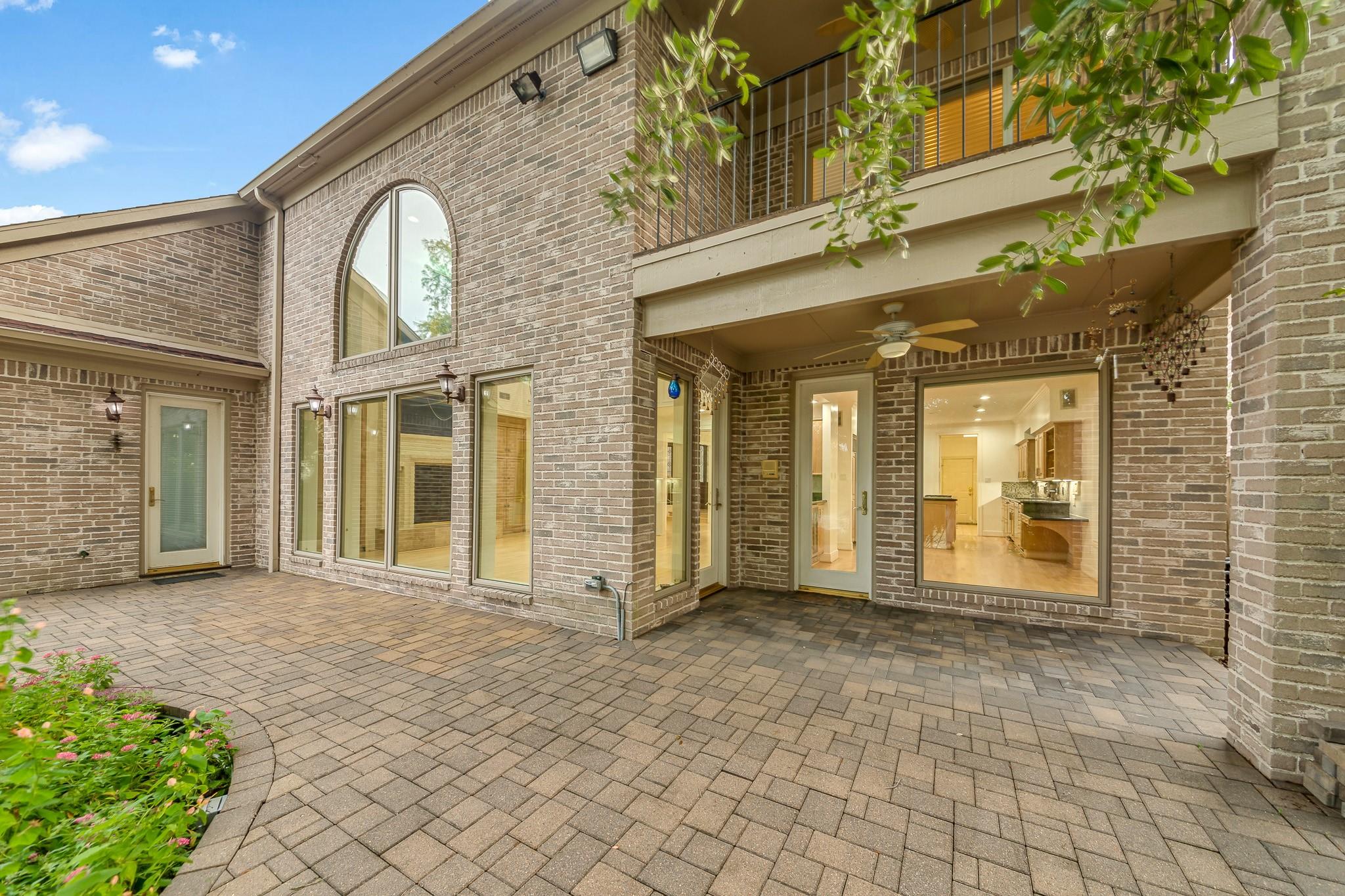 407 Lakeside Boulevard