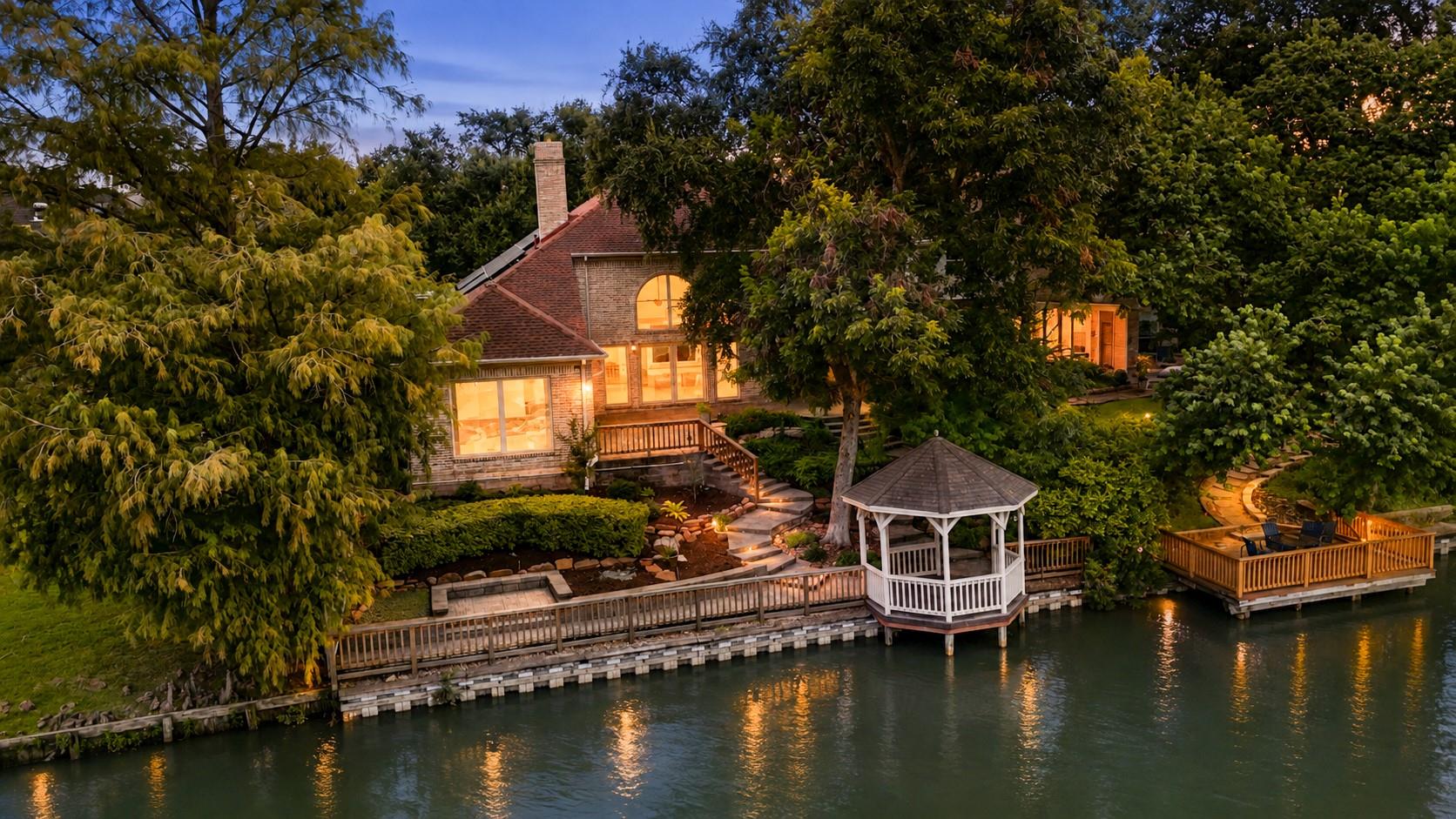407 Lakeside Boulevard