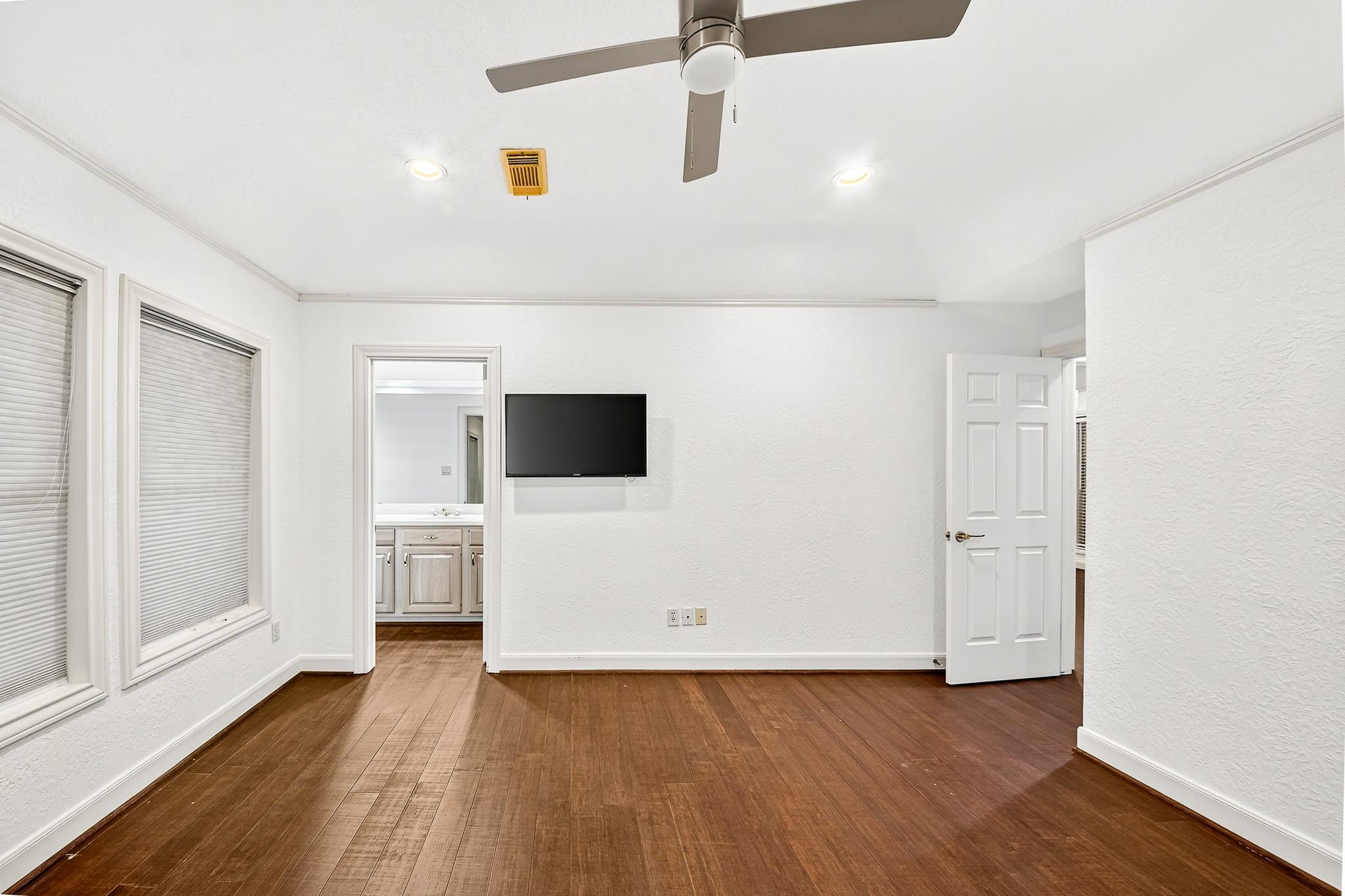 407 Lakeside Boulevard