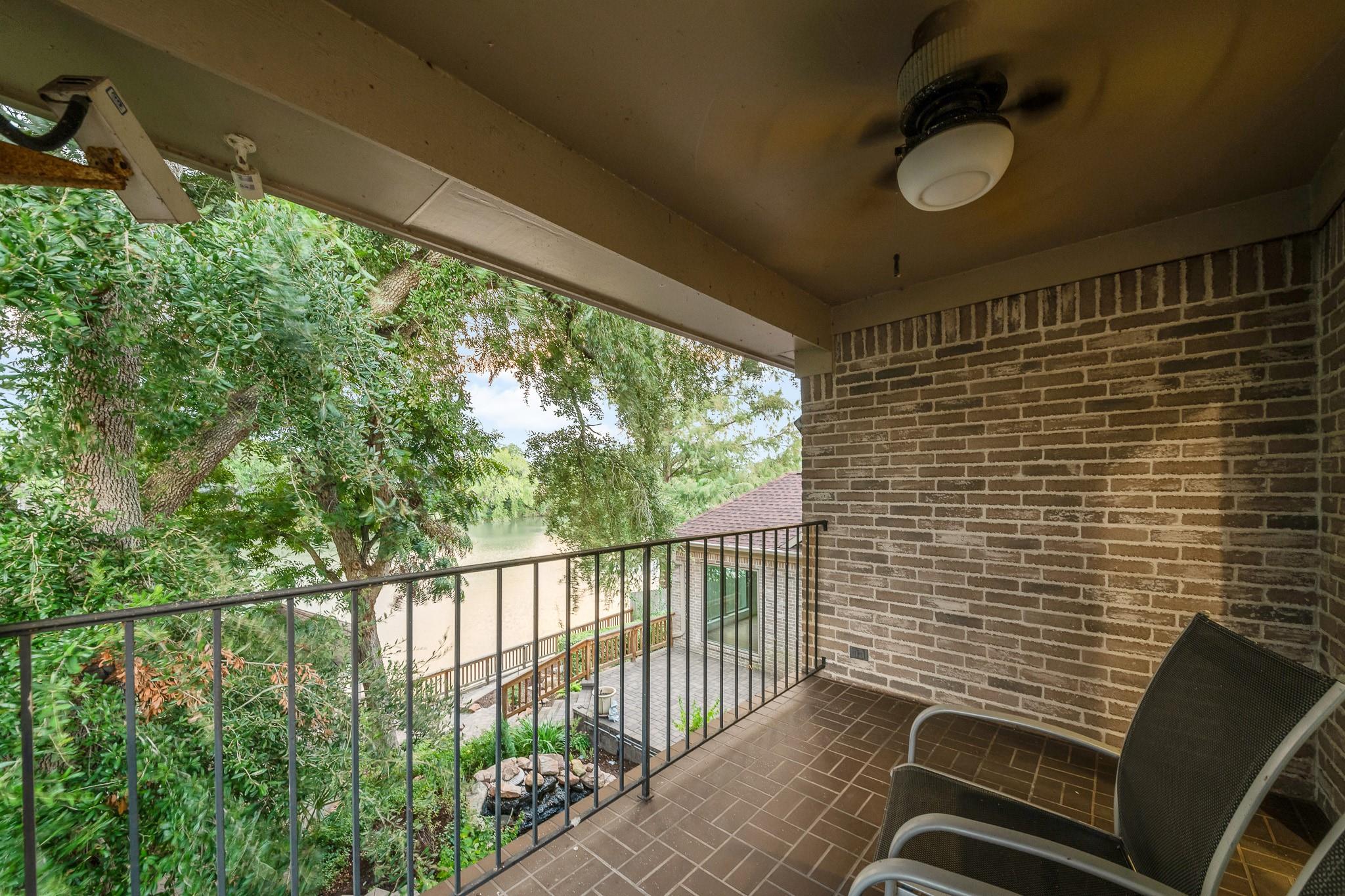 407 Lakeside Boulevard