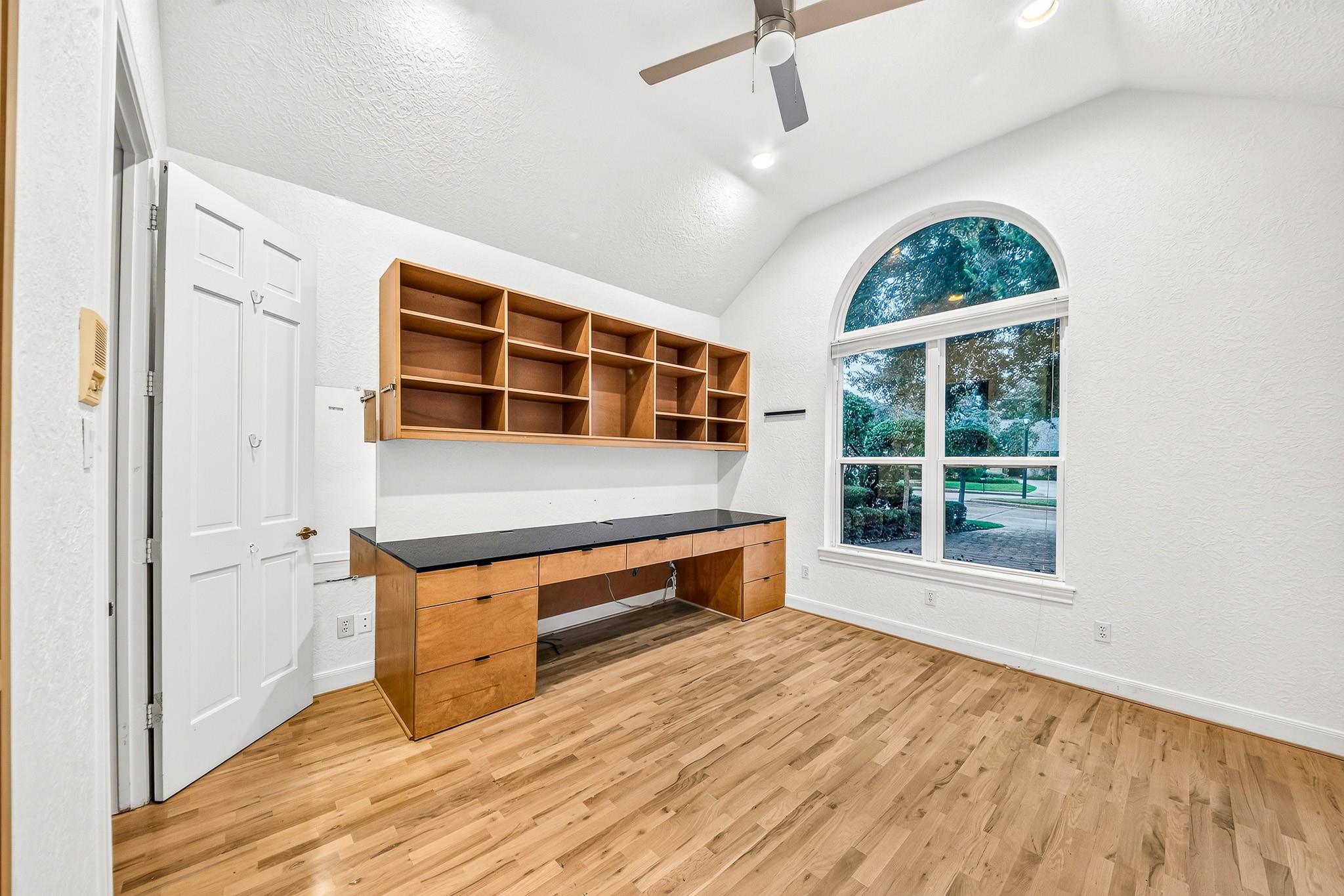 407 Lakeside Boulevard