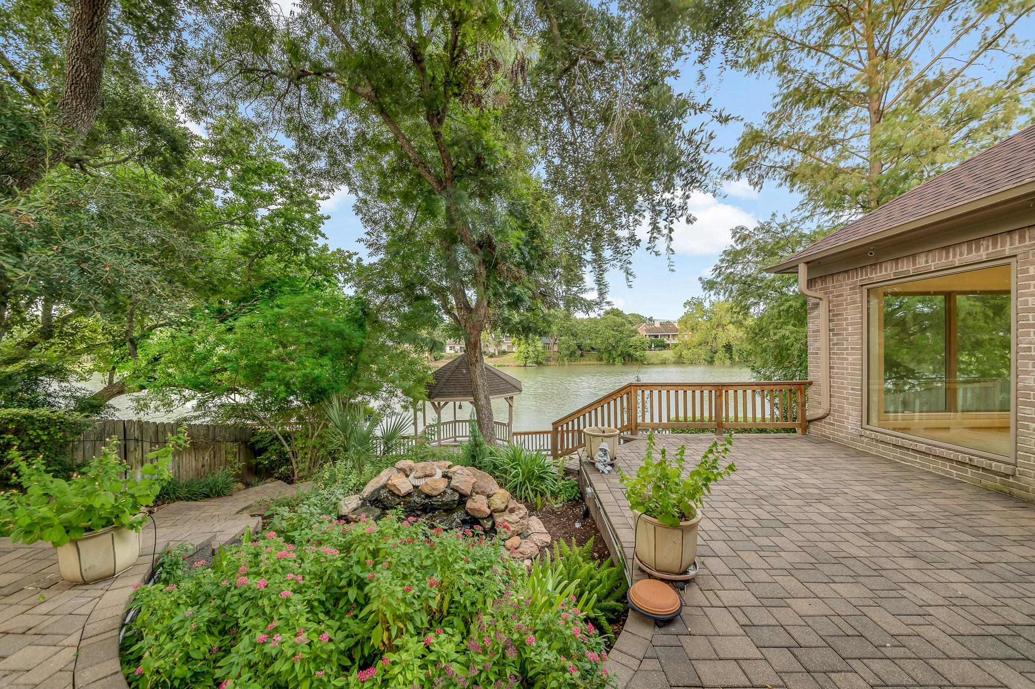 407 Lakeside Boulevard