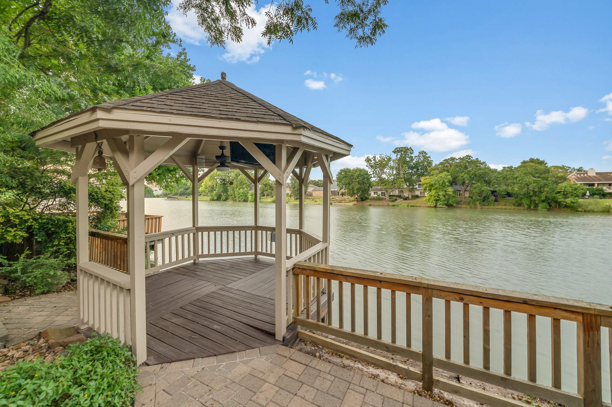 407 Lakeside Boulevard