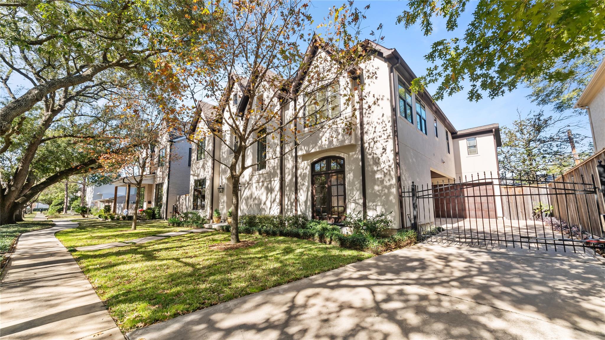 2632 Robinhood Street