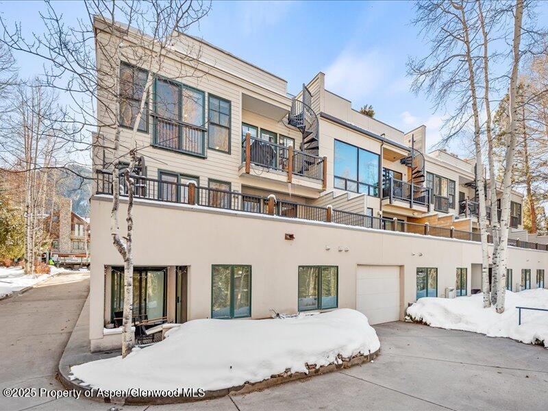 990 E Hopkins Street, 8