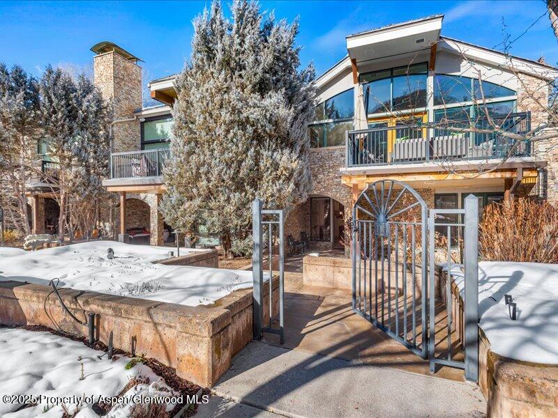 990 E Hopkins Street, 8