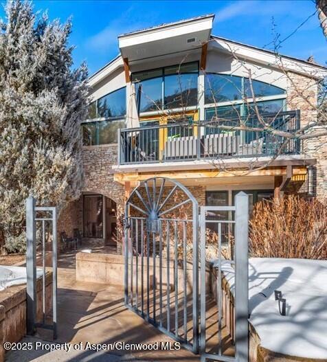 990 E Hopkins Street, 8