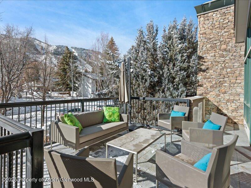 990 E Hopkins Street, 8
