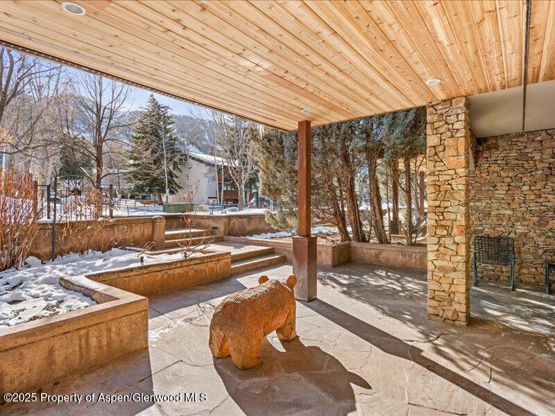 990 E Hopkins Street, 8