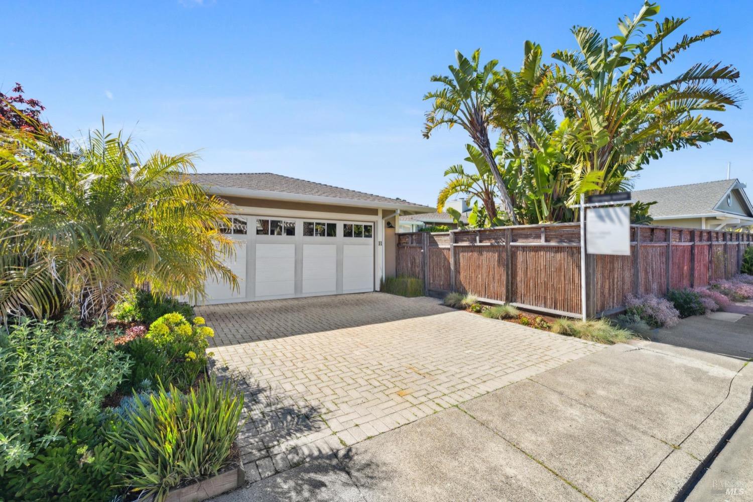 11 Saint Lucia Place