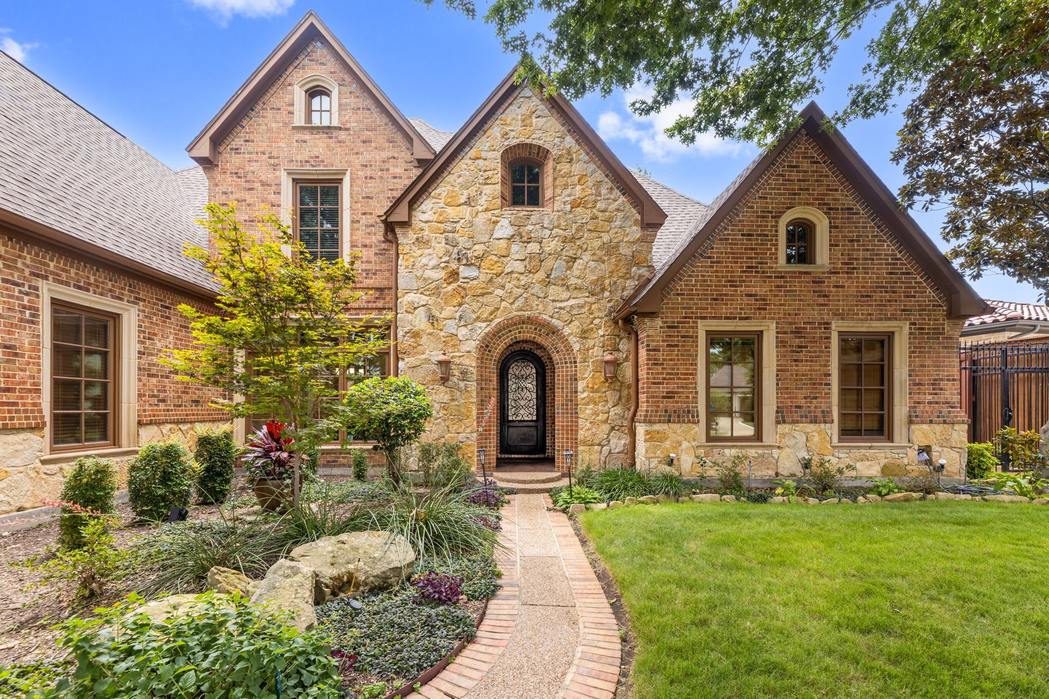 910 Belclaire Circle