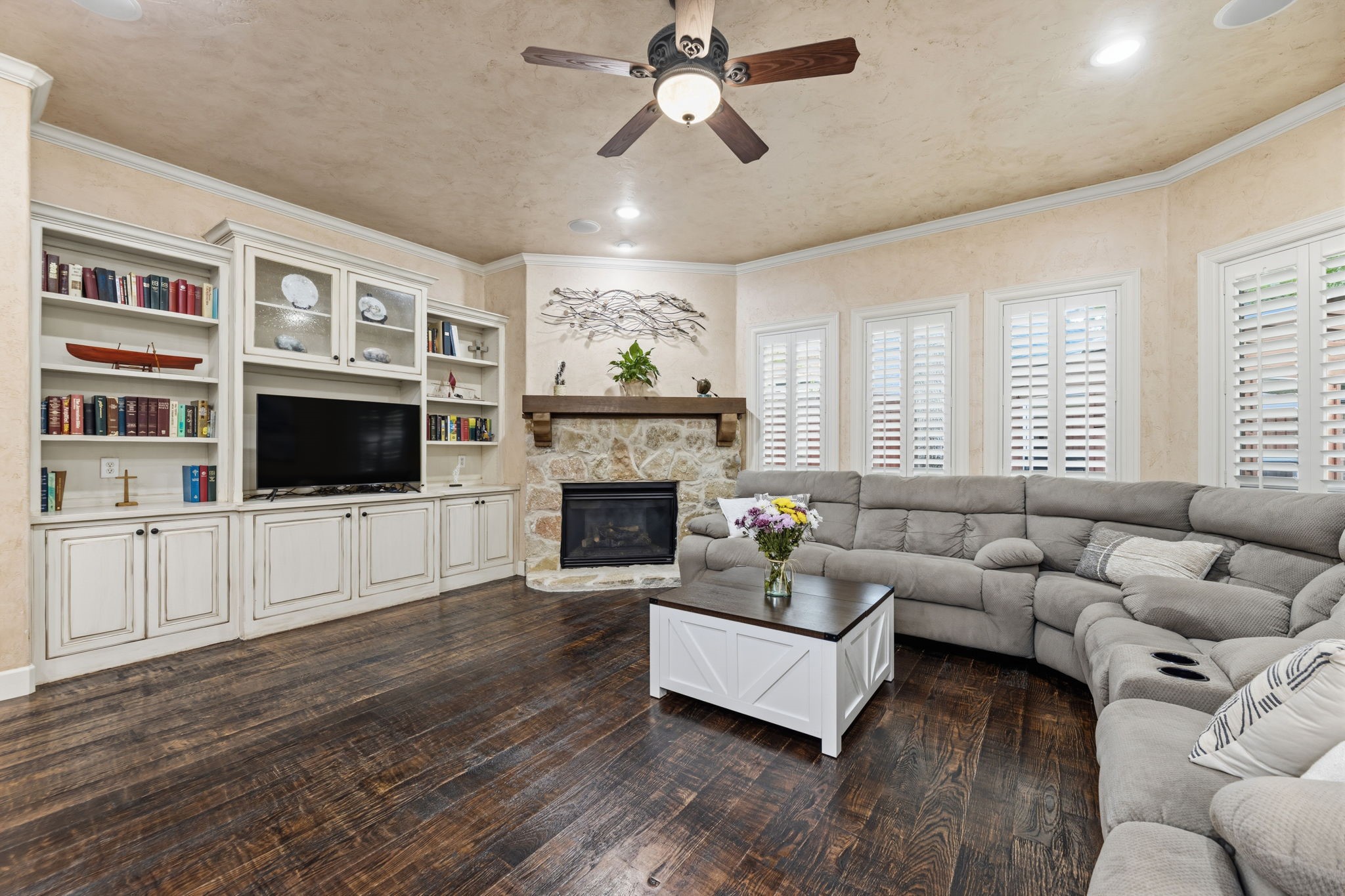 910 Belclaire Circle