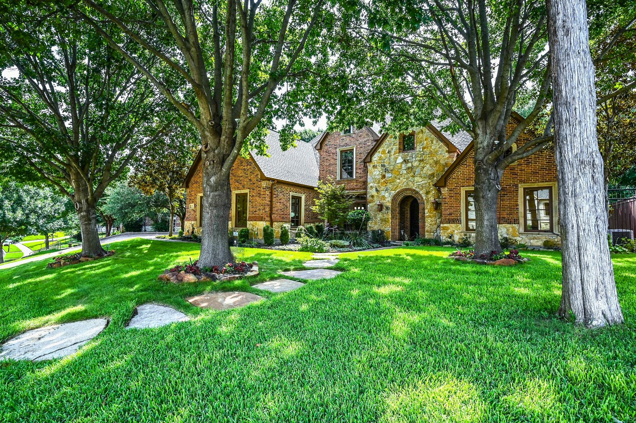 910 Belclaire Circle
