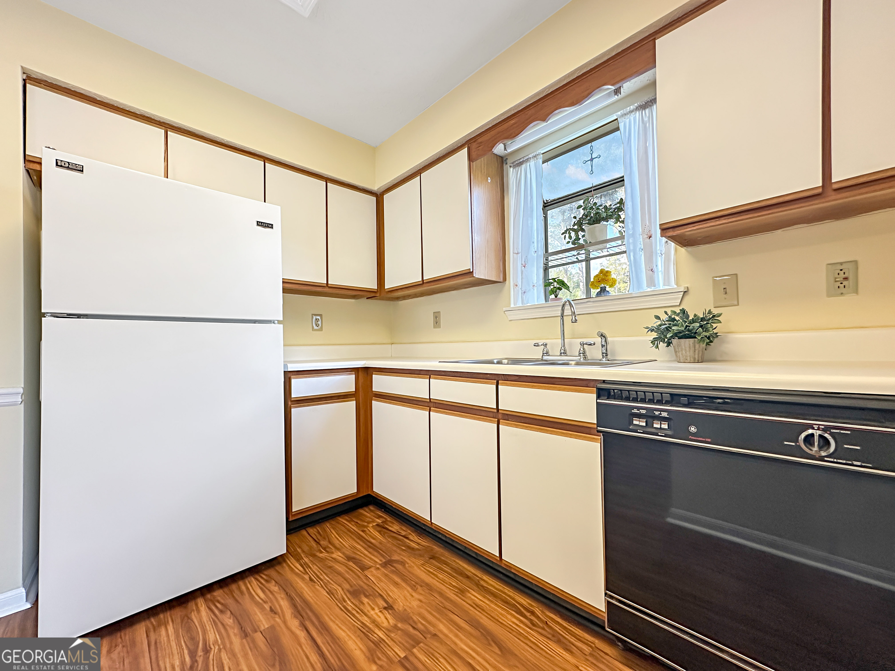 502 Iris Glen
