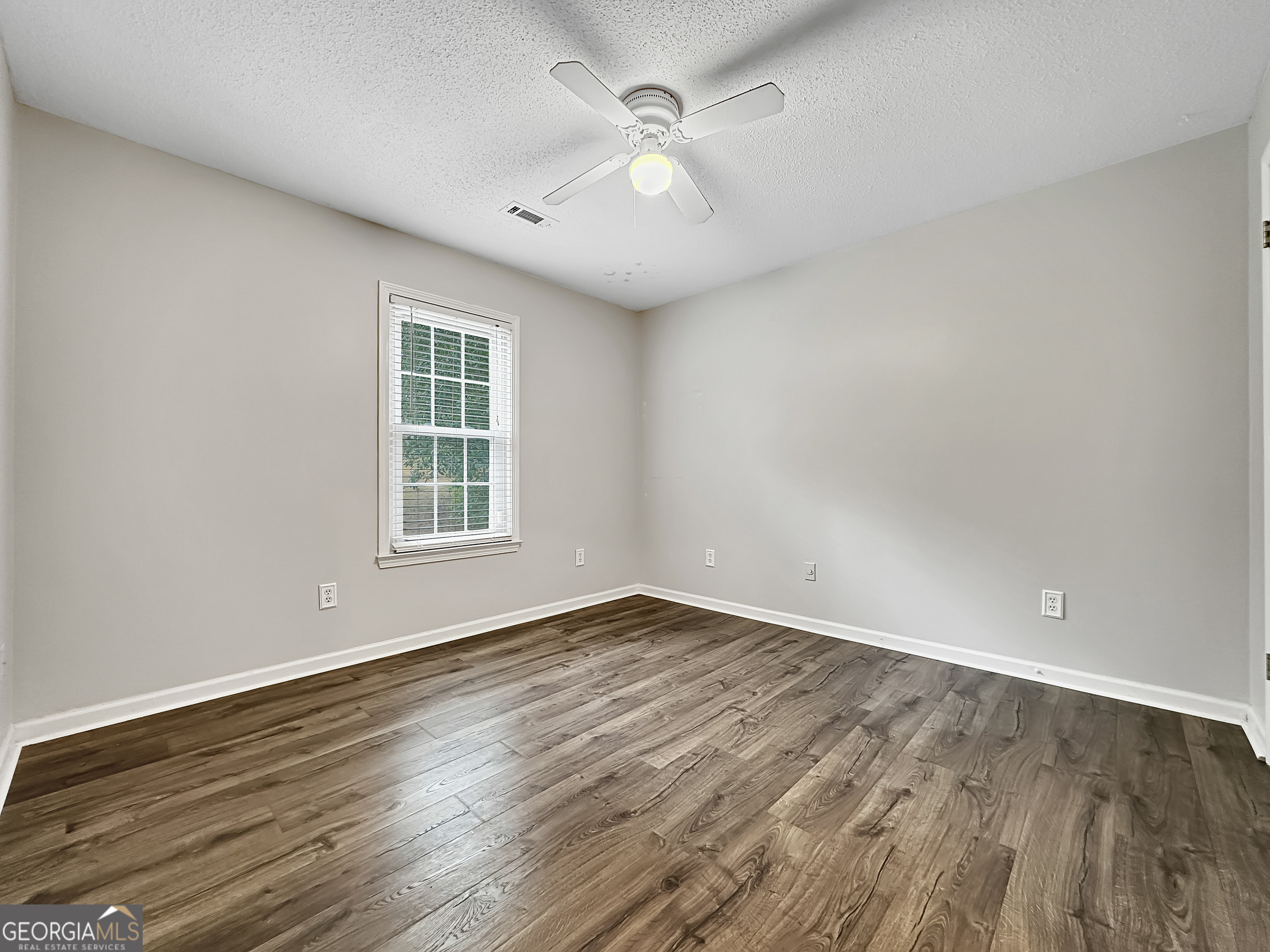 77 Paces Landing Way