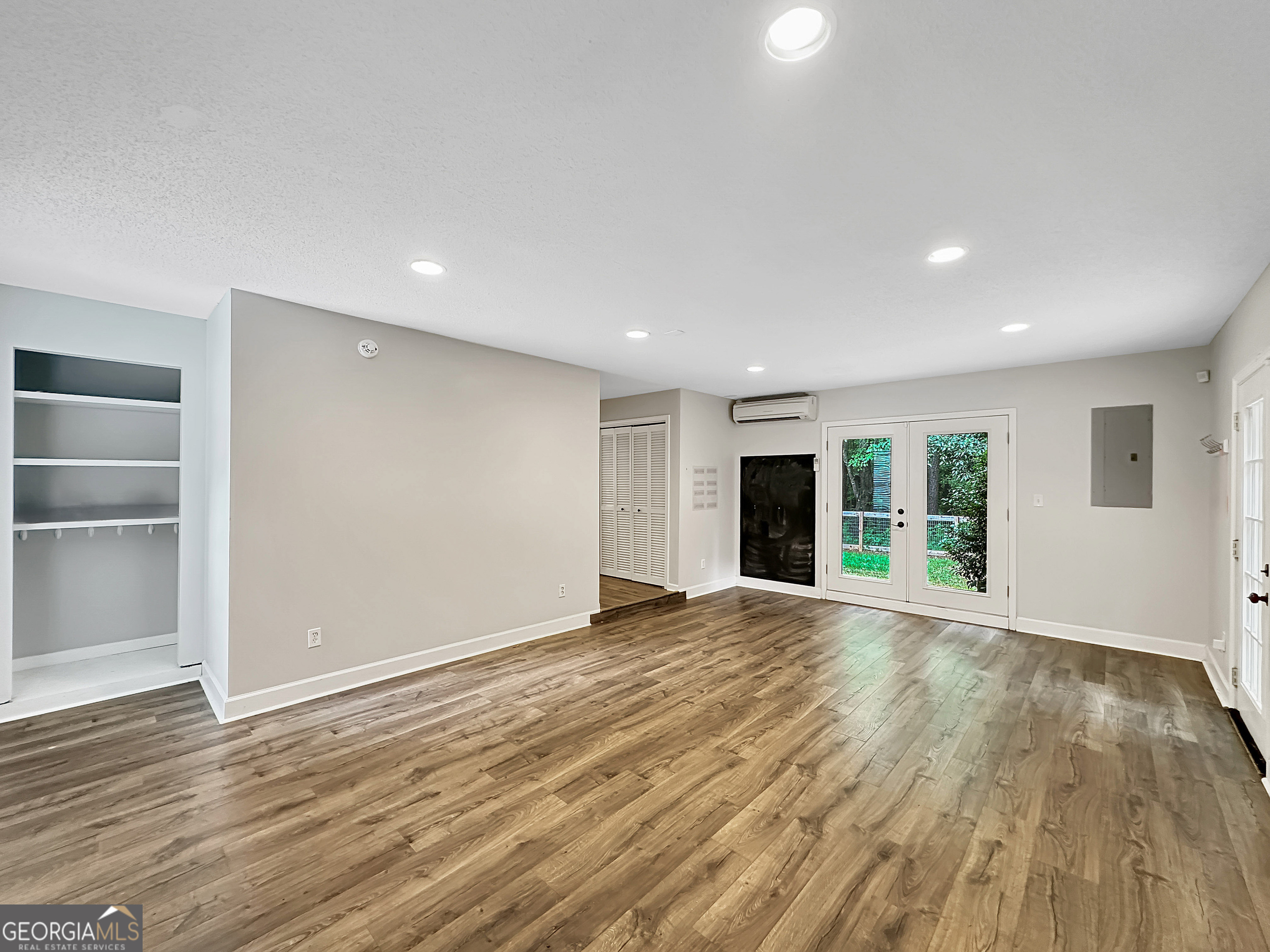 77 Paces Landing Way