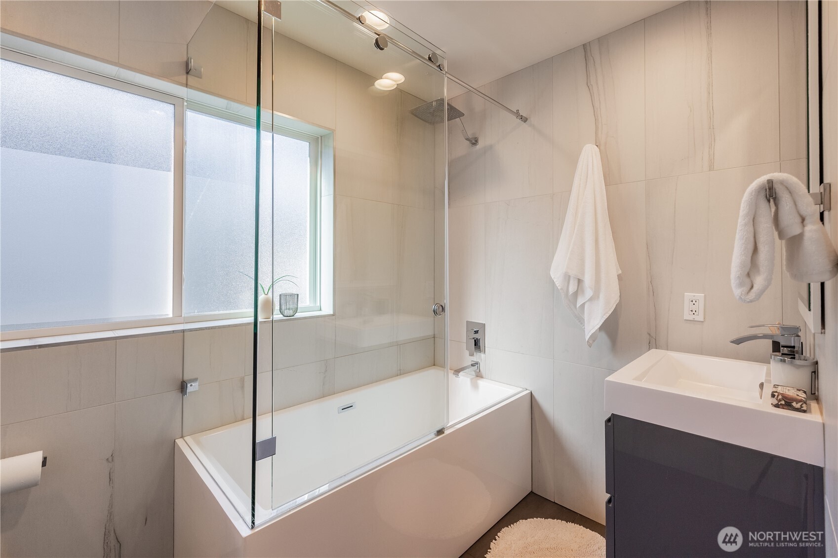 2542 Westlake Avenue N Unit: 5