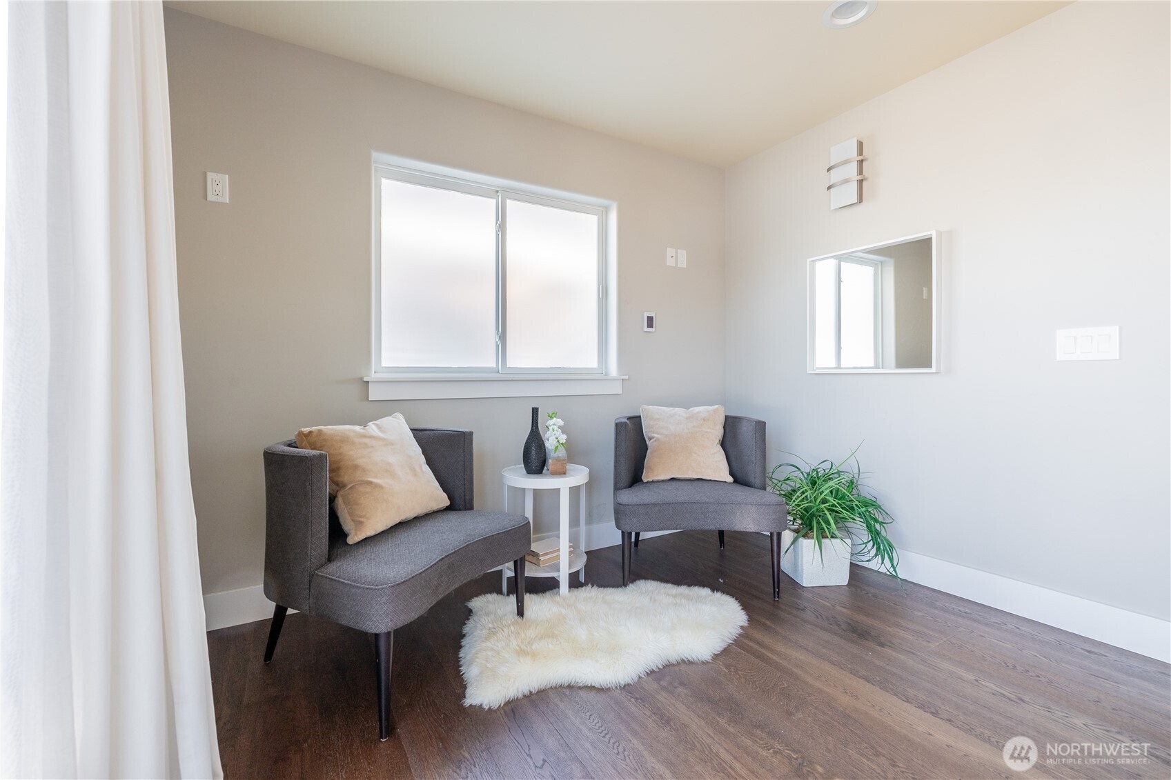 2542 Westlake Avenue N Unit: 5