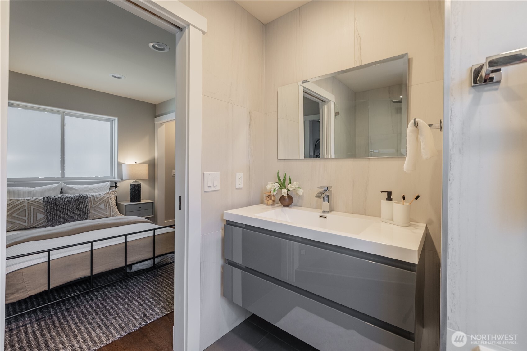 2542 Westlake Avenue N Unit: 5